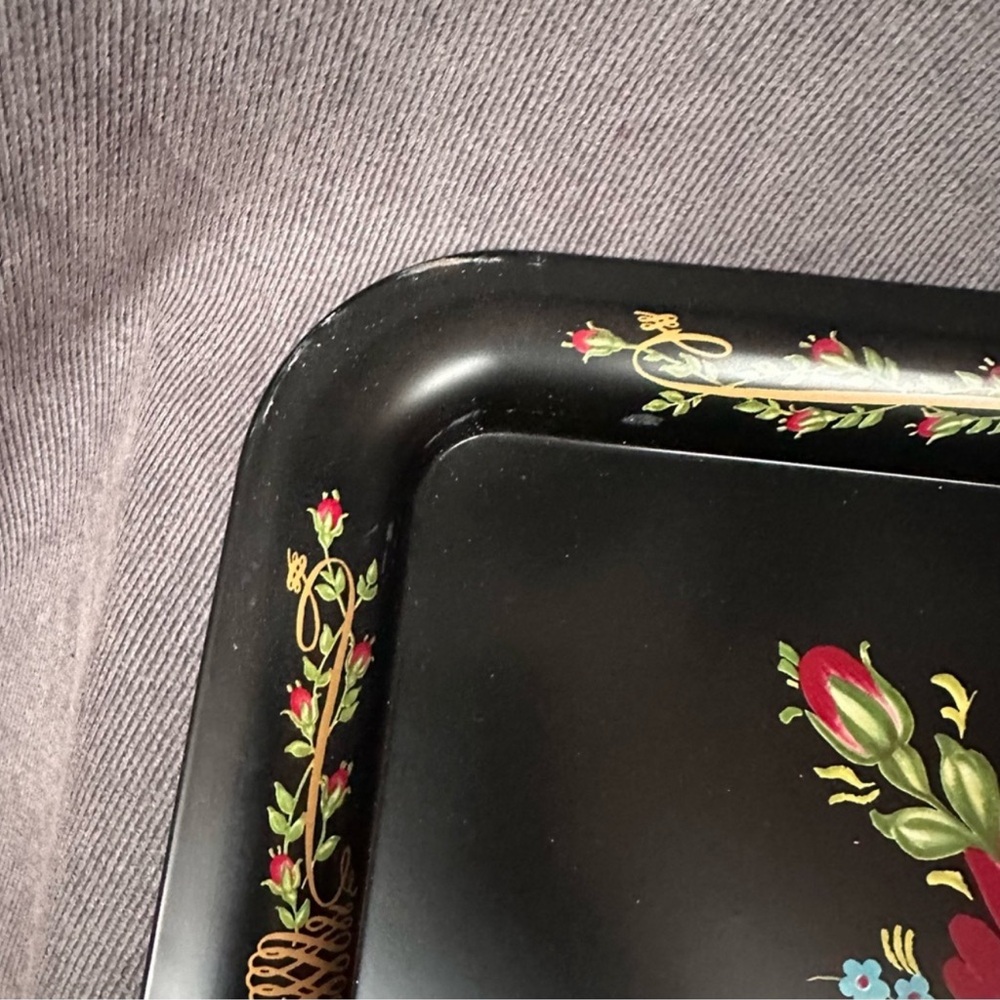 Vintage tole ware black metal tray with red roses floral - Picture 3 of 6
